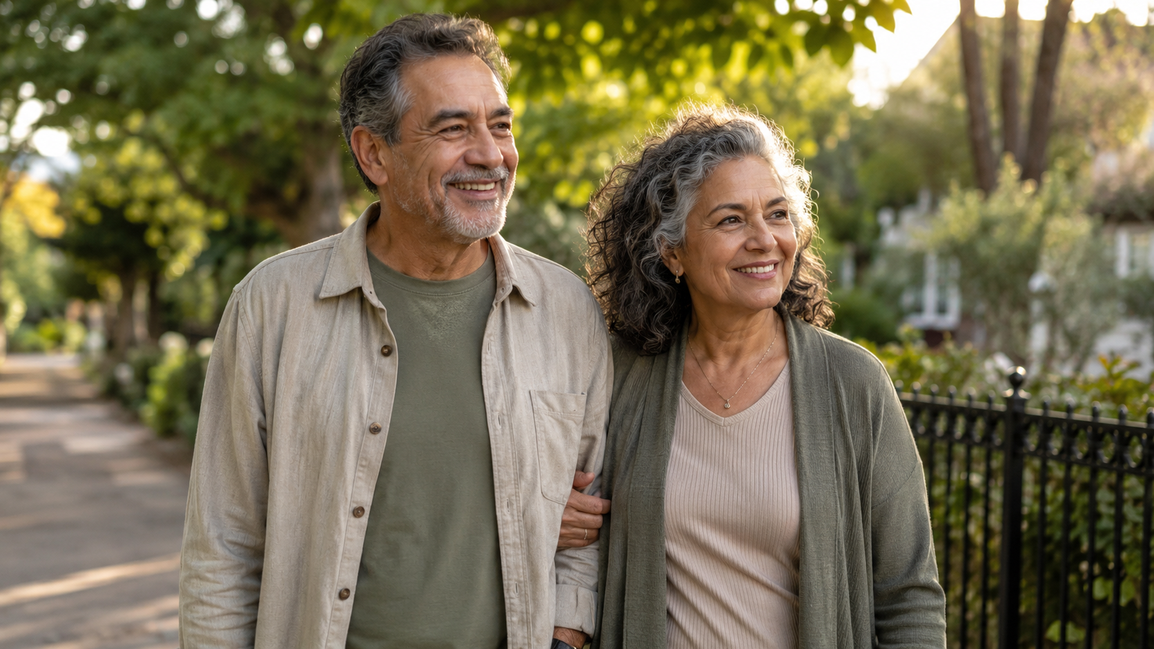 Casal de idosos caminhando tranquilo ao ar livre, mantendo uma vida ativa com Parkinson.